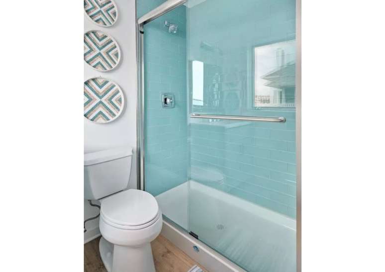 Adicionar alguns azulejos azuis frios ao interior do seu chuveiro garantir&aacute; que voc&ecirc; nunca se sinta muito longe do oceano.