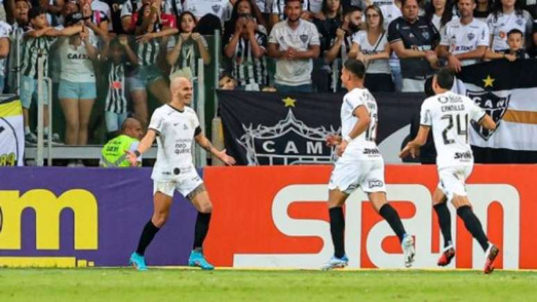 Fábio Santos fez os dois gols do Corinthians (Gilson Junio / W9 Press / Lancepress!)