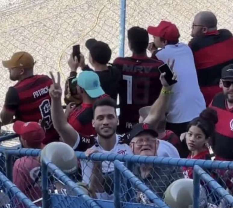 Neto estava no meios dos torcedores rubro-negros (Foto: Reprodução/Brasileirão)