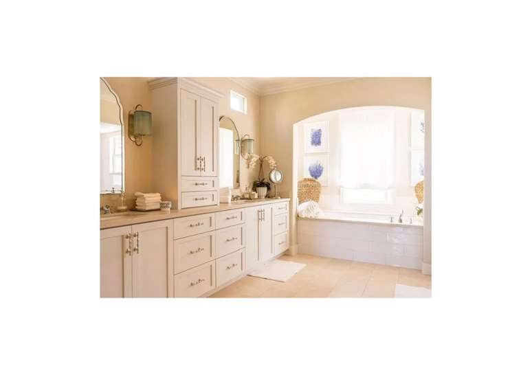 N&atilde;o h&aacute; necessidade de exagerar na cor se voc&ecirc; preferir tons mais suaves; destaques como obras de arte podem ajudar a dar vida a um tema.