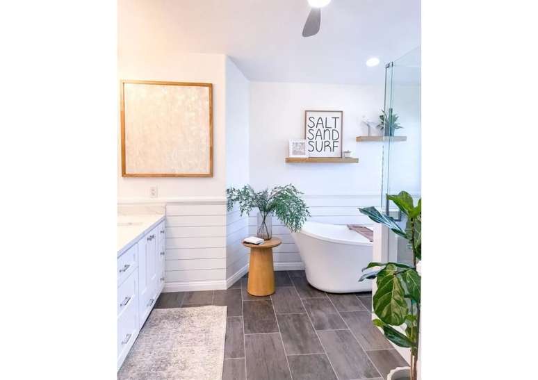 Celebre o seu amor pelos dias de praia com uma placa de madeira que exibe tudo de melhor de um bom banho de mar.