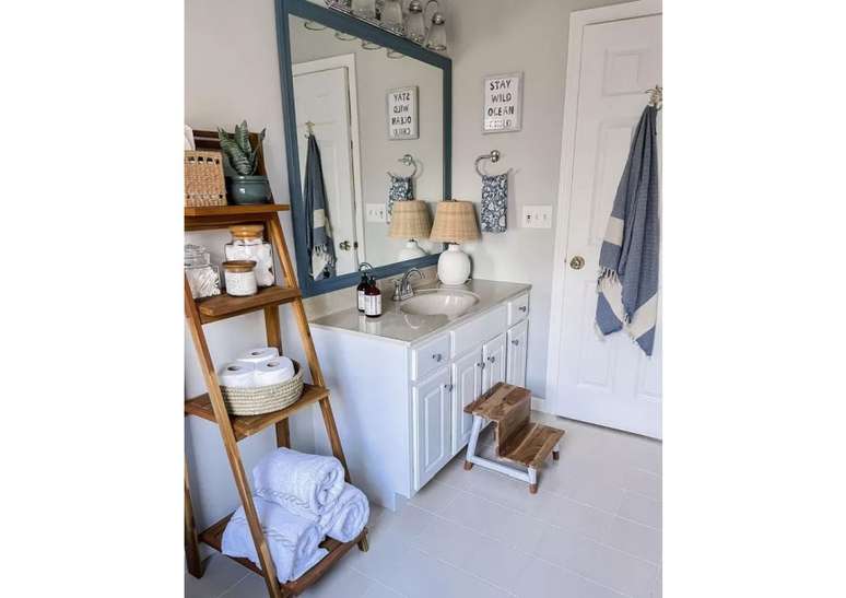 Um abajur de vime pode fazer maravilhas para aquecer um espa&ccedil;o e tornar uma casa de banho mais luxuosa.