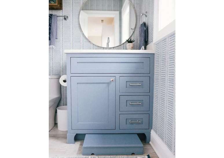 Tinta azul clara e papel de parede azul e branco equivalem a serenidade total.