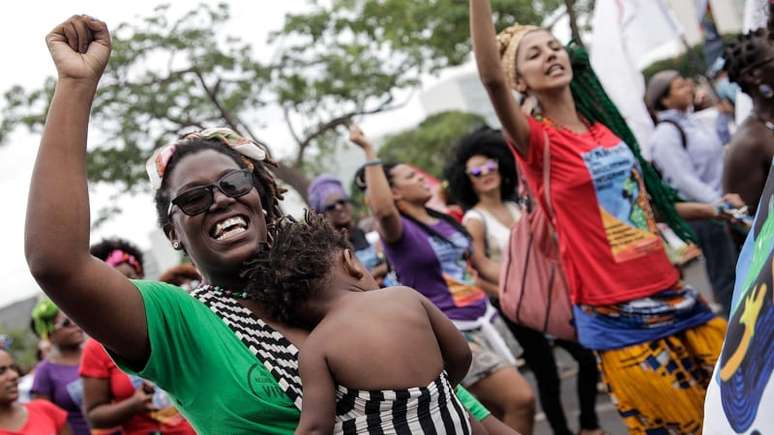 Imagem mostra mulheres negras em marcha pelo Dia da Mulher Negra Latino-Americana e Caribenha.