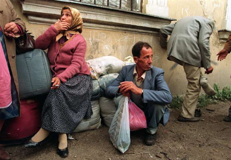 Refugiados muçulmanos chegam à cidade de Travnik, em 1993, durante a Guerra da Bósnia