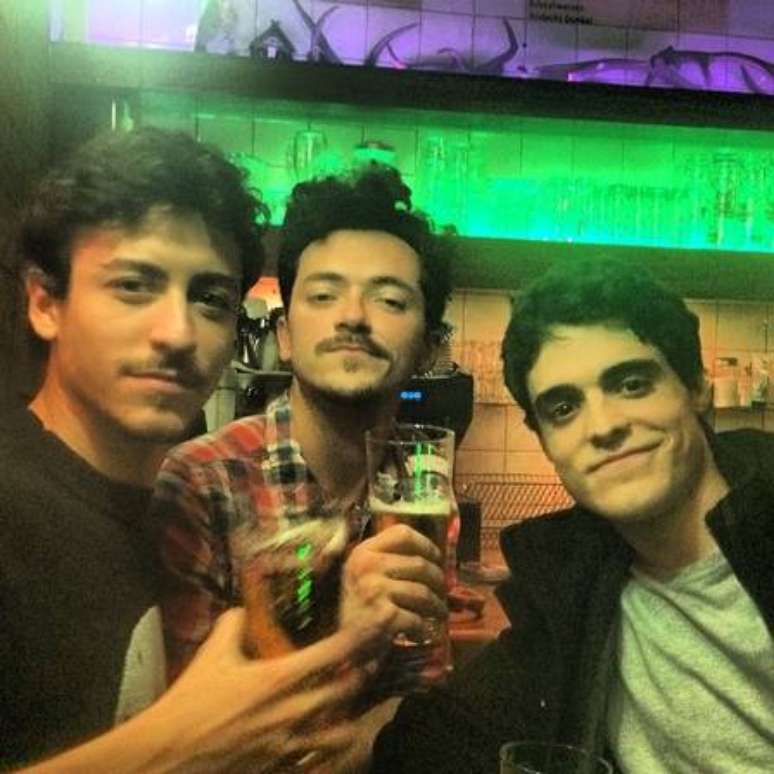 Jesuíta (à esquerda) e Fábio (à direita) com um amigo em um bar de São Paulo