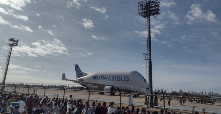 'Avião baleia' faz pouso inédito em Fortaleza e leva curiosos ao aeroporto