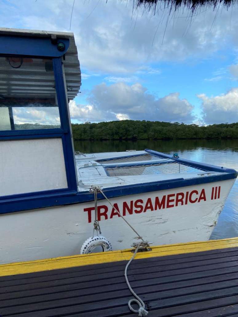 O barco que faz a travessia do rio.