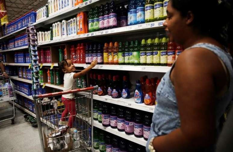 Criança está em um carrinho de compras enquanto aponta produtos de limpeza ao lado de sua mãe em um supermercado em São Paulo, Brasil 
24/11/2011
REUTERS/Nacho Doce
