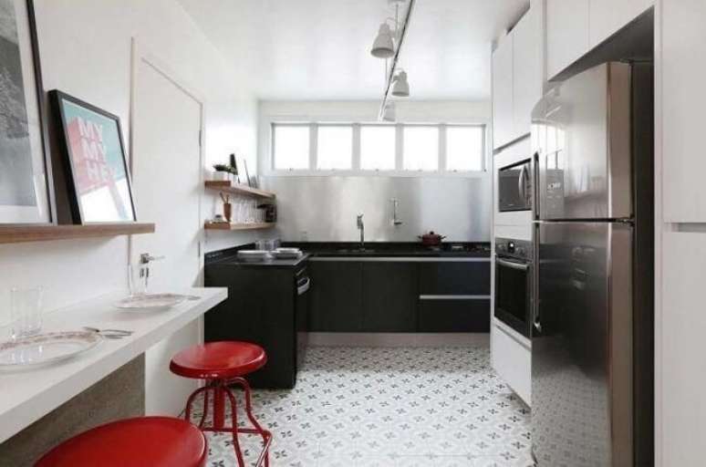 72. As banquetas vermelhas se destacam na decoração da cozinha preta e cinza. Fonte: Revista IT HOME