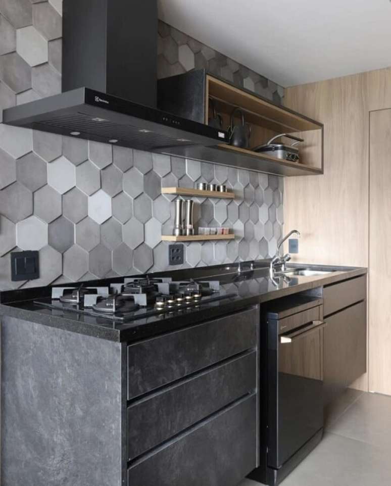 6. Cozinha preta e cinza com revestimento de parede hexagonal. Fonte: RED Square Arquitetura