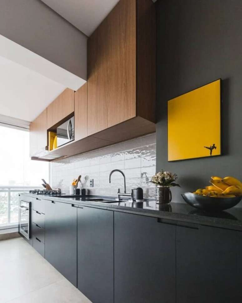 24. Os objetos amarelos assumem destaque na decoração de cozinha preta e cinza. Fonte: MNBR Arquitetos