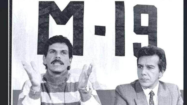 O M-19 foi uma poderosa guerrilha urbana que entrou em conflito com o Cartel de Medellín na década de 1980. Na foto, seu líder Carlos Pizarro Leongómez (esq.) discute com a imprensa o possível desarmamento do grupo em 1990