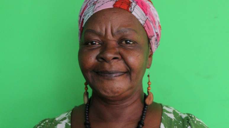 Imagem mostra a mulher negra, escritora e coluinista Neuza Nascimento, com um turbante na cabeça