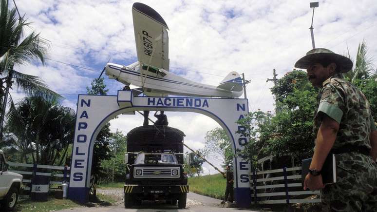 Foto de arquivo com a emblemática entrada da Fazenda Nápoles. Inclui o pequeno avião usado por Escobar para "coroar" seu primeiro carregamento de cocaína para os Estados Unidos.