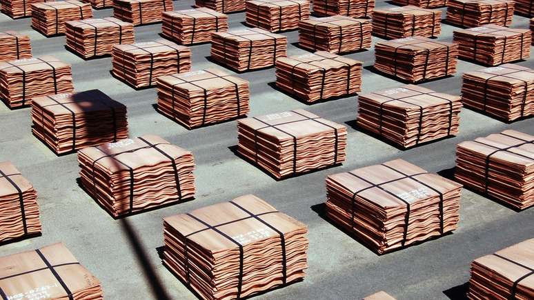 A longo prazo, dizem os especialistas, espera-se que haja uma maior demanda pelo metal