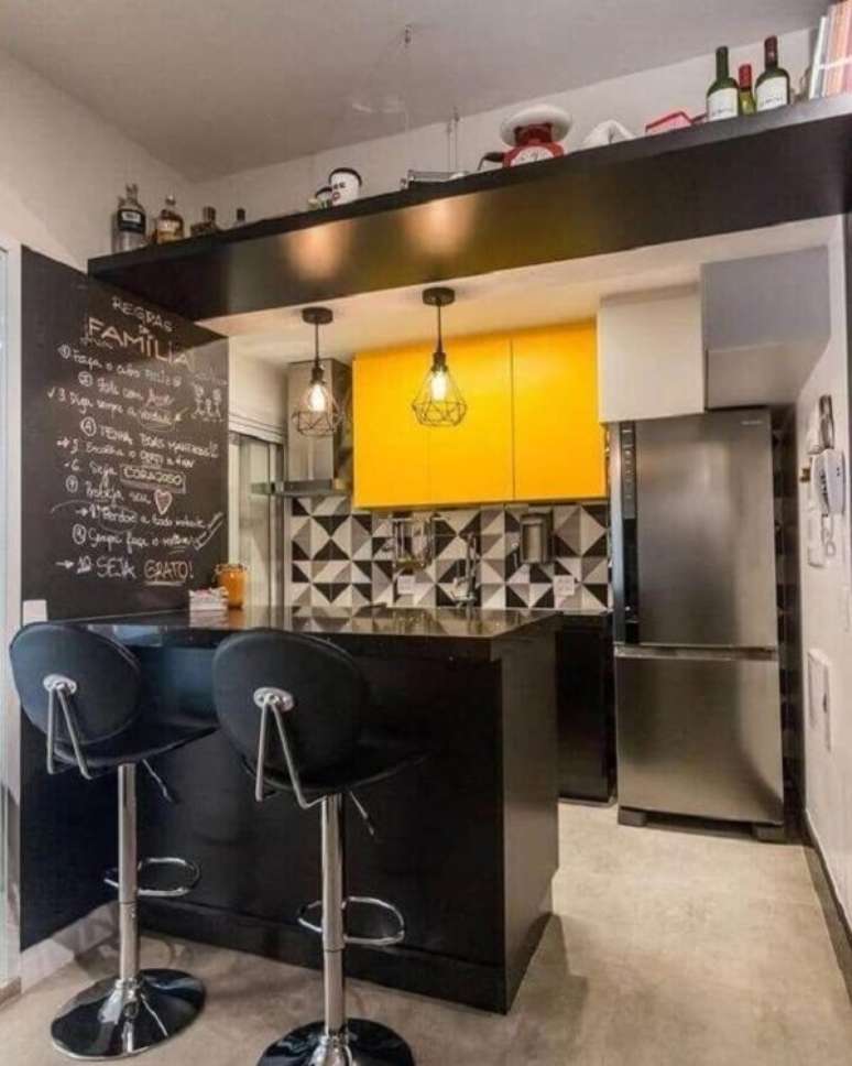 67. Cozinha americana preta e cinza com banquetas modernas. Fonte: Forma Ambientes Planejados