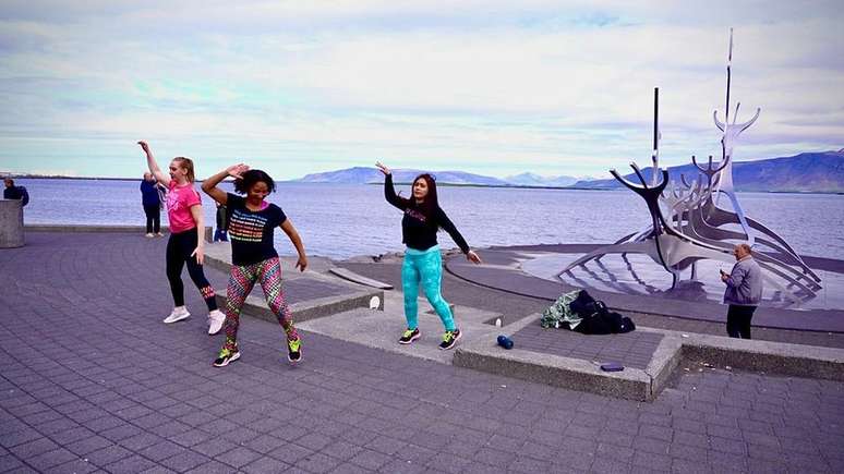 Caryna Bol&iacute;var faz sua aula de Zumba em um dos lugares emblem&aacute;ticos da Isl&acirc;ndia