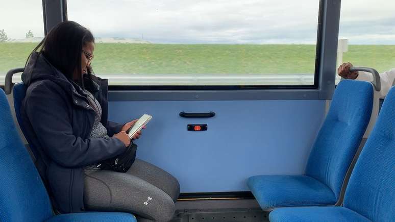 Emilet viaja da casa dela para o centro de idiomas