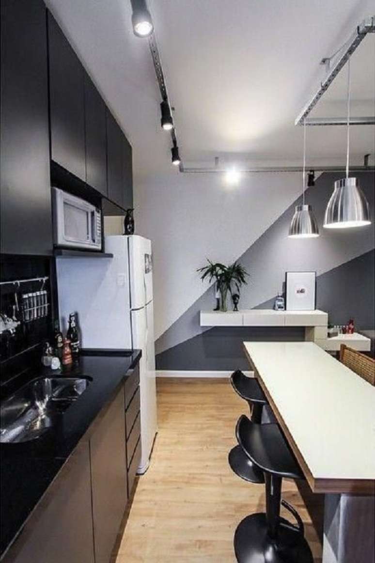 35. Luminária trilho e pendentes metálicos para cozinha preta e cinza. Fonte: Homify