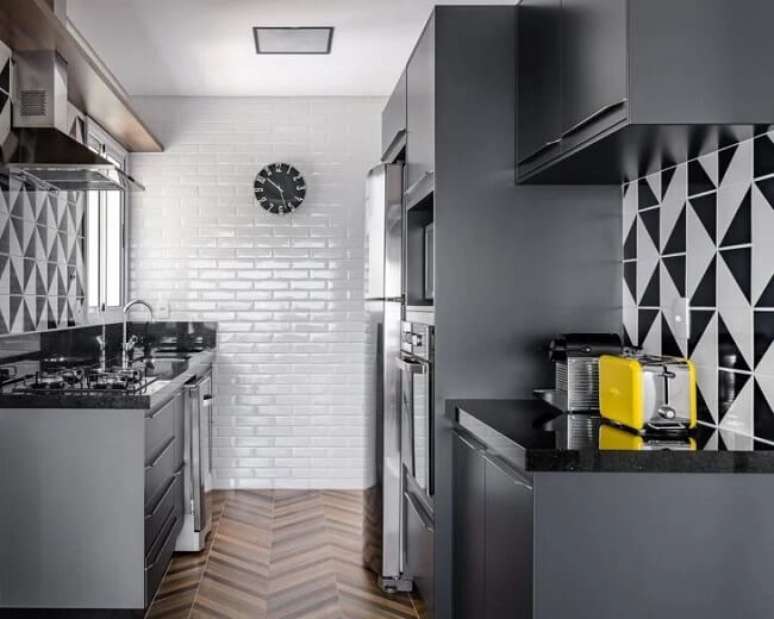 8. A torradeira amarela se destaca na decoração da cozinha preto e cinza. Fonte: Adrea Murao
