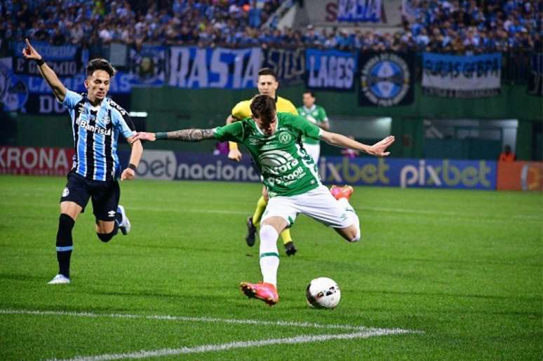 Ex-jogador do Bahia e Chapecoense faz gol e garante empate da