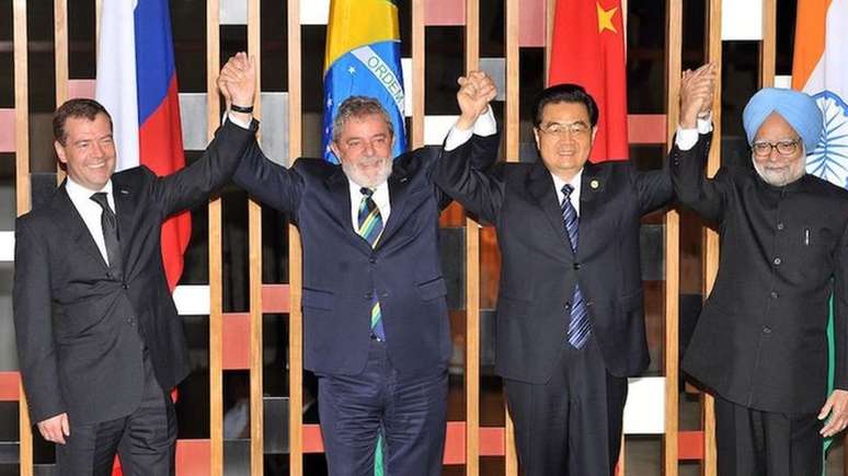 Lula em 2009 com l&iacute;deres dos BRICS, bloco ent&atilde;o formado por Brasil, R&uacute;ssia, &Iacute;ndia e China, que ganharia em 2011 a ades&atilde;o da &Aacute;frica do Sul