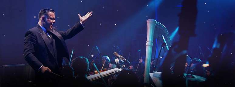O maestro Adriano Machado &agrave; frente da Orquestra Sinf&ocirc;nica Villa Lobos