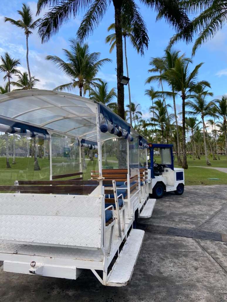 O 'trenzinho' transporta os passageiros dentro do complexo.