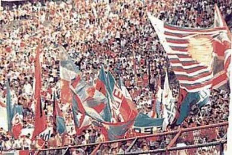 Torcedores da Portuguesa com bandeiras de mastro em jogo no Canindé nos anos 1980 (Foto: Reprodução)