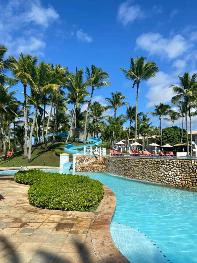 A piscina favorita das crian&ccedil;as, em frente ao bloco principal do hotel, &eacute; rasinha e tem tobo&aacute;gua.