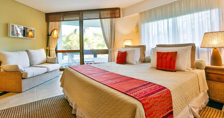 Em algumas su&iacute;tes, a lajota de cer&acirc;mica d&aacute; lugar a um piso mais claro.