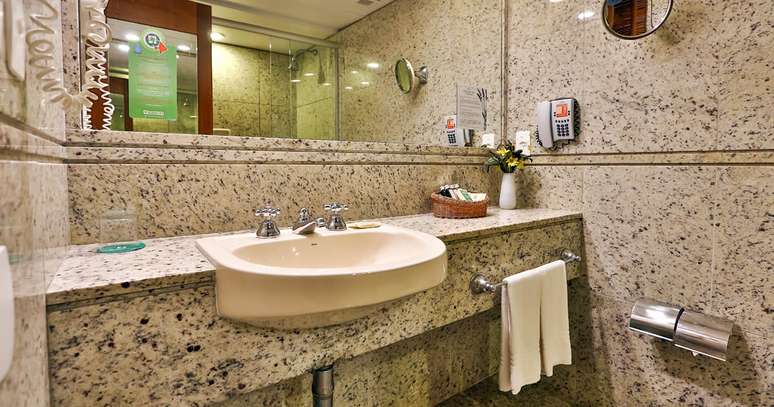 A maioria dos banheiros é totalmente revestida de granito...