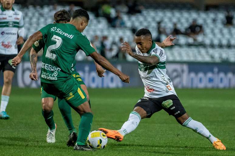 Coritiba vence o Cuiabá em casa e sai da zona de rebaixamento do Brasileirão