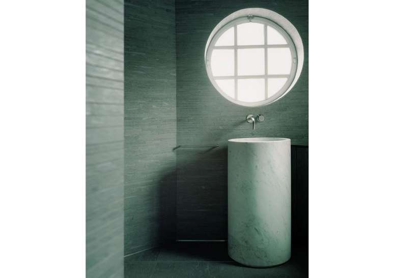 Regent's Park Loft, Reino Unido, por Originate: este loft reformado no centro de Londres pelo est&uacute;dio de arquitetura Originate serve como um pied-&agrave;-terre para uma fam&iacute;lia que viaja frequentemente para o Reino Unido. A Originate criou interiores minimalistas e monocrom&aacute;ticos para servir de pano de fundo para a cole&ccedil;&atilde;o de arte do cliente. Uma sala &uacute;mida, localizada na torre do pr&eacute;dio, foi coberta por azulejos escuros que contrastam com uma bancada de m&aacute;rmore tubular independente.