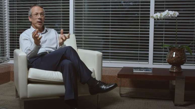 Candido Bracher &eacute; filho do tamb&eacute;m banqueiro Fern&atilde;o Bracher (1935-2019), que foi presidente do Banco Central e um dos fundadores do banco BBA. Assumiu a presid&ecirc;ncia do Ita&uacute; em 2017, onde ficou at&eacute; 2021