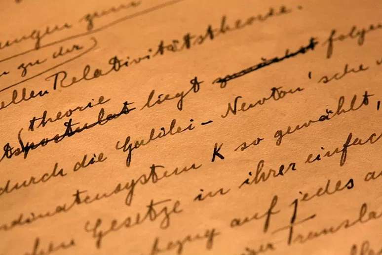 Detalhe da Teoria da Relatividade Geral de Albert Einstein, em manuscrito original doado &agrave; Universidade Hebraica de Jerusal&eacute;m, em Israel