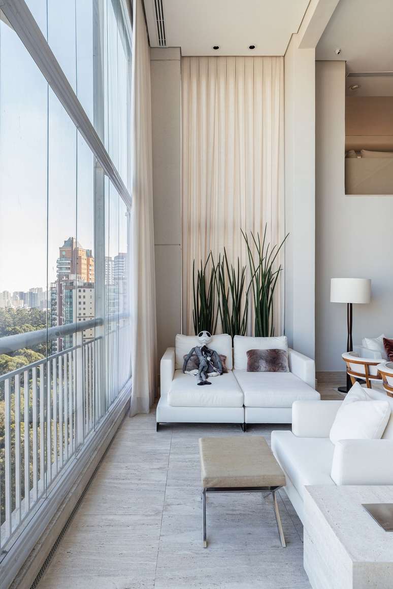 4. Na varanda, as arquitetas nivelaram o piso e retiraram as portas que separavam os dois ambientes. Foto: Maura Mello