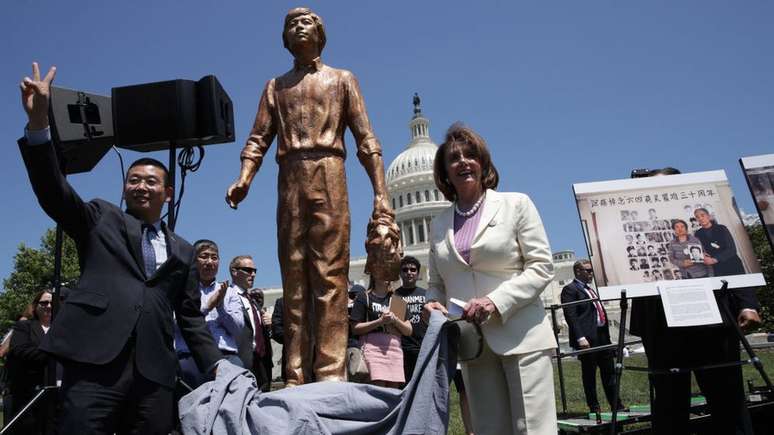 Pelosi inaugura uma estátua de manifestante da Praça Tiananmen em um comício com dissidentes chineses em 2019