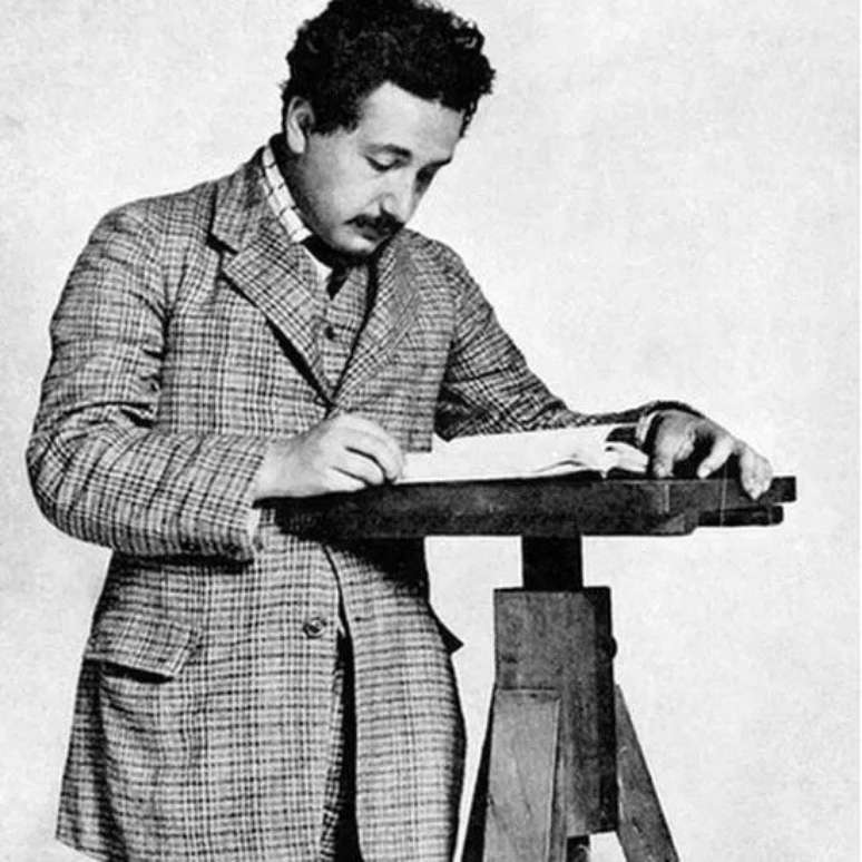 Os cinco estudos elaborados por Einstein enquanto era funcion&aacute;rio do Escrit&oacute;rio Su&iacute;&ccedil;o de Patentes revolucionaram a f&iacute;sica do in&iacute;cio do s&eacute;culo 20