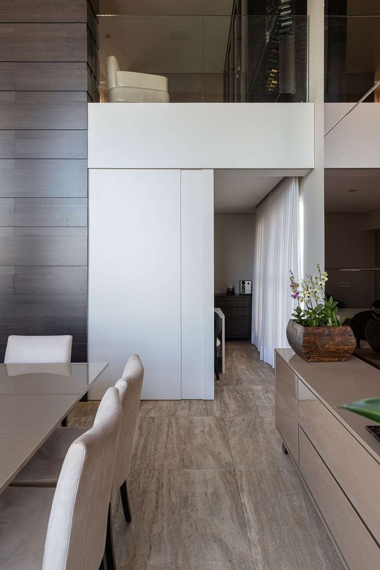 6. A porta de correr traz acesso para a copa do im&oacute;vel. Foto: Maura Mello