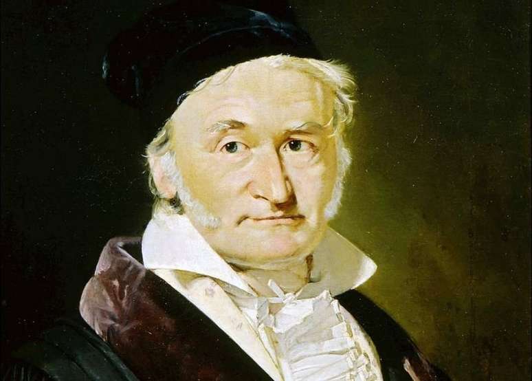 Carl Friedrich Gauss foi um dos maiores matem&aacute;ticos da hist&oacute;ria. Seus estudos sobre a geometria diferencial tamb&eacute;m foram de grande valia para Einstein