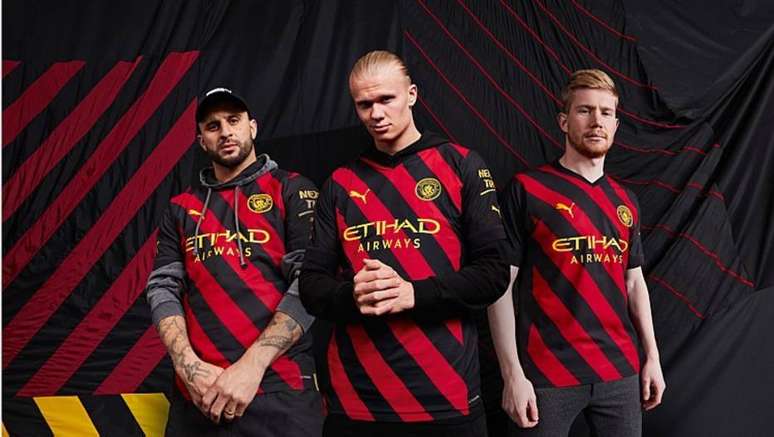 Nova camisa reserva do Manchester City, fabricada pela Puma, ainda não está disponível para compra em todo o mundo.
