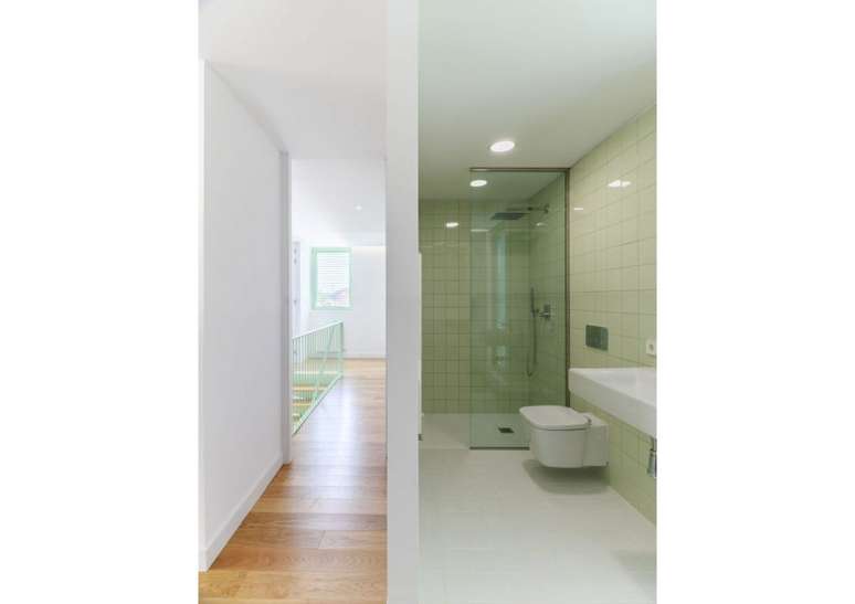 Casa e est&uacute;dio, Espanha, de Enrique Jerez e Jesus Alonso: verde menta e branco foram incorporados em todo o interior desta casa pelos arquitetos Enrique Jerez e Jes&uacute;s Alonso para amarrar os espa&ccedil;os com os acabamentos exteriores. A sala molhada inclui um vaso sanit&aacute;rio, chuveiro e pia, que foram organizados ao longo do espa&ccedil;o em estilo de corredor e encaixados em azulejos verdes mentolados. O chuveiro, que fica na parte traseira, foi separado do vaso sanit&aacute;rio e da pia por uma divis&oacute;ria de vidro para evitar que a &aacute;gua respingue para todo canto.