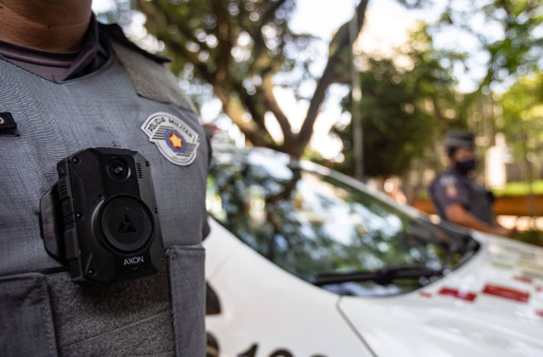 Também chamadas de 'bodycams', as câmeras acopladas às fardas foram implementadas em São Paulo durante o governo de João Doria