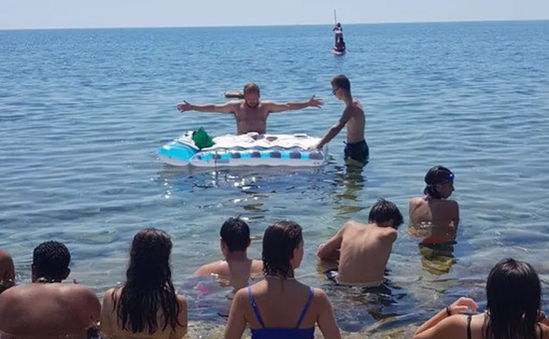 Em meio a calor na Itália, padre celebra missa em mar e usa boia como altar