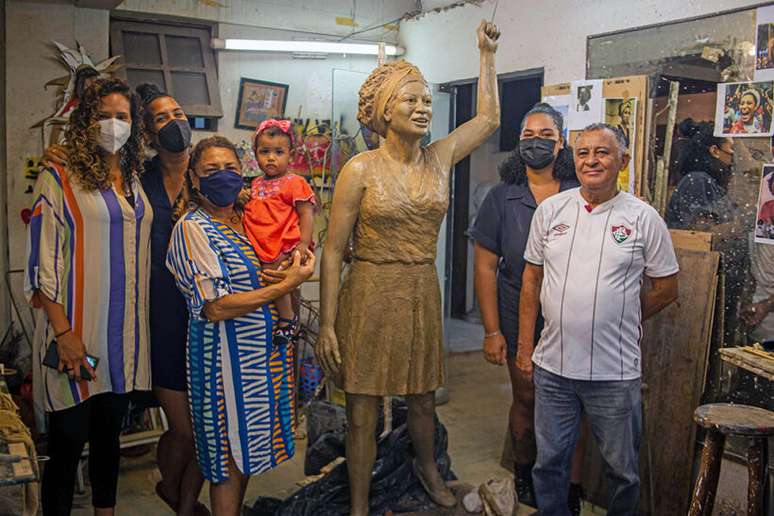 A obra foi construída pelo artista plástico Edgar Duvivier, autor de vários outros monumentos na cidade do Rio e no exterior, através de um financiamento coletivo do qual participaram mais de 600 doadores, segundo o Instituto Marielle Franco