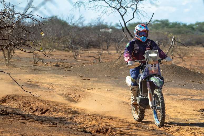 Objetivo de Moara é vencer o Sertões numa categoria masculina 