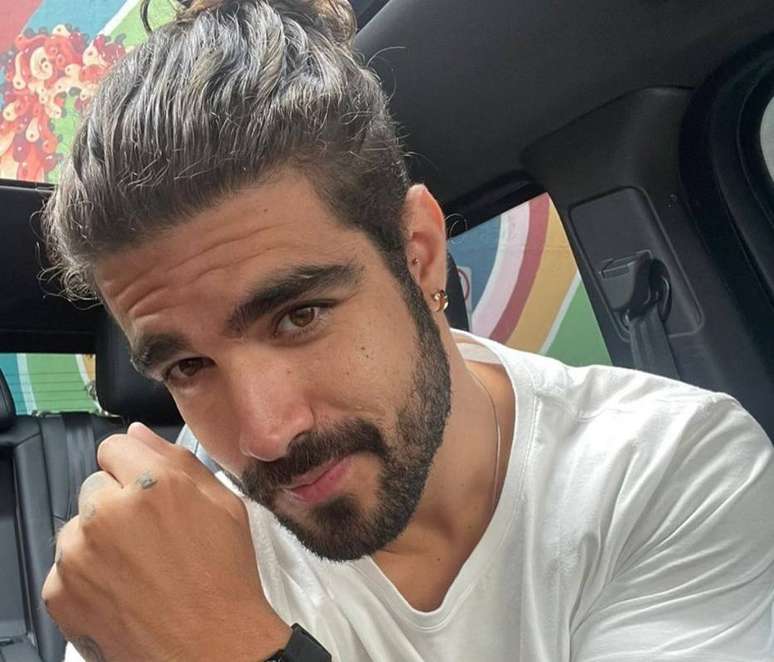 Caio Castro é flagrado com namorada em restaurante