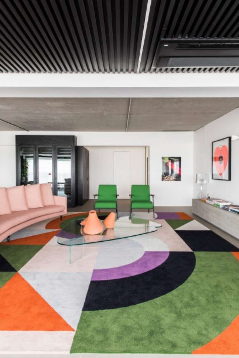 Karine Vilas Boas Apartment, Brazil, by Studio Julliana Camargo: destaques de verde azeitona e esmeralda aparecem na sala de estar da editora de moda Karine Vilas Boas em São Paulo graças a poltronas Fauteuil de Salon de Jeane Prouvé para Vitra e um tapete geométrico da marca local Punto e Filo.